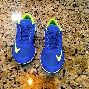 Nike Fit Sole Athletic Shoes